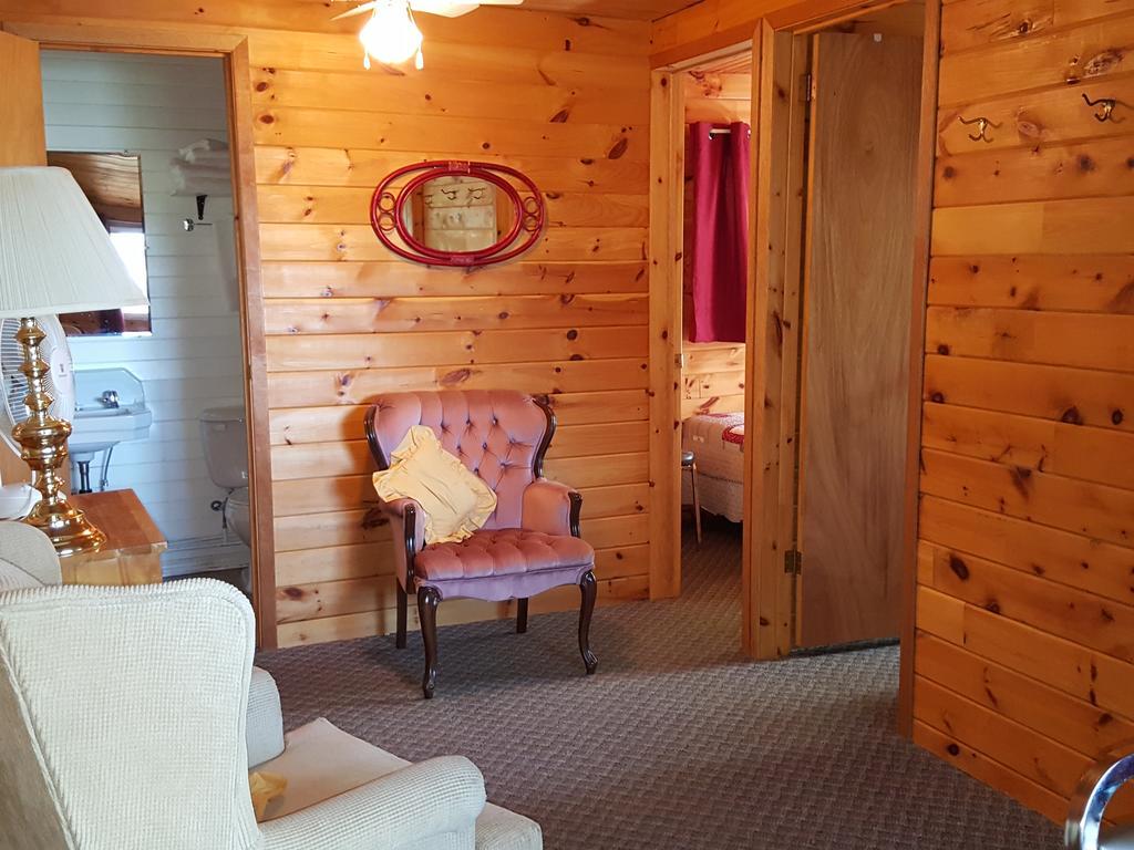 Red Lodge Resort Little Current Bilik gambar